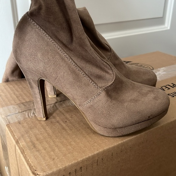 Knee high boots - Picture 7 of 9